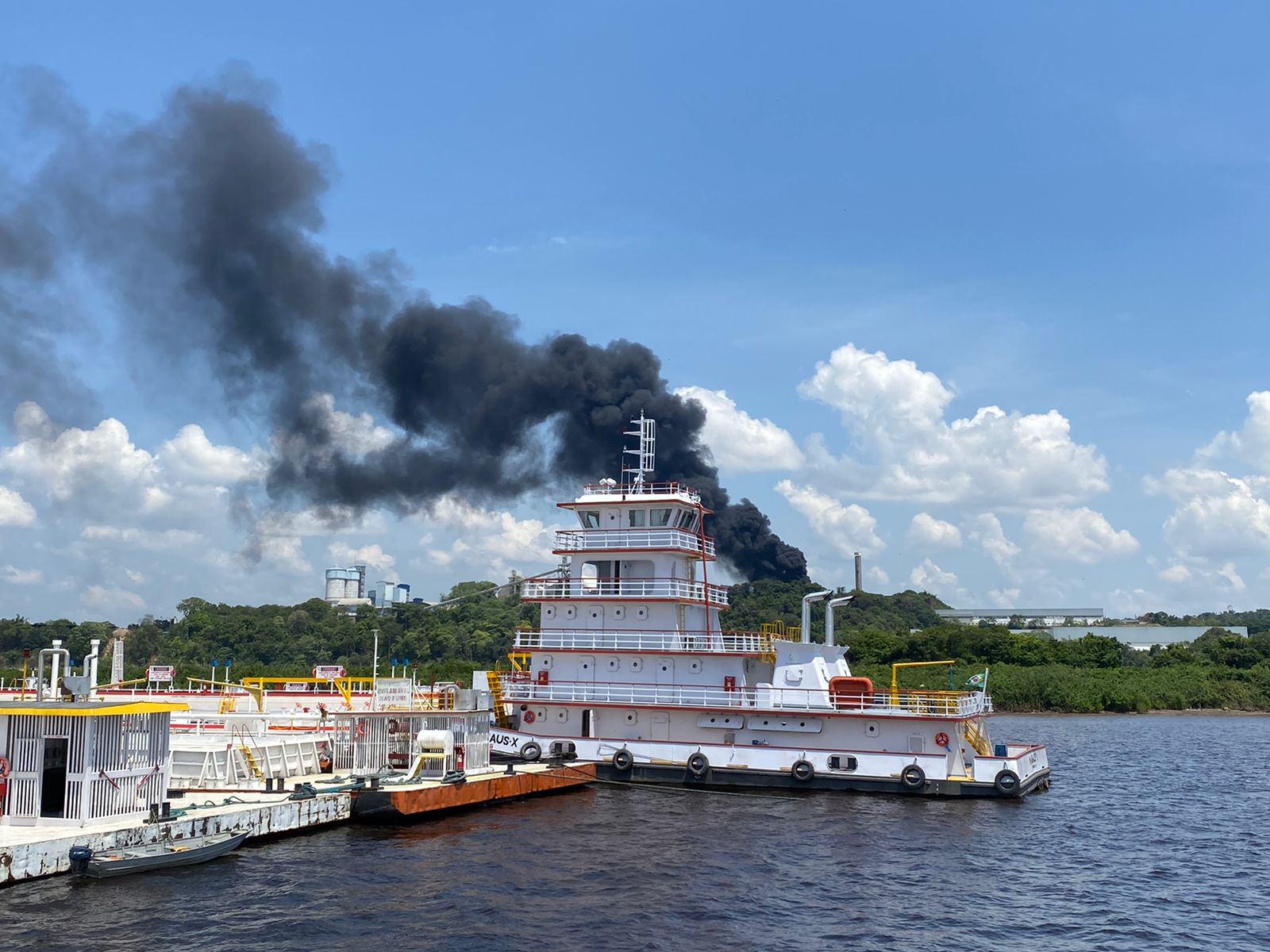 Fábrica de isopor pega fogo no Distrito Industrial