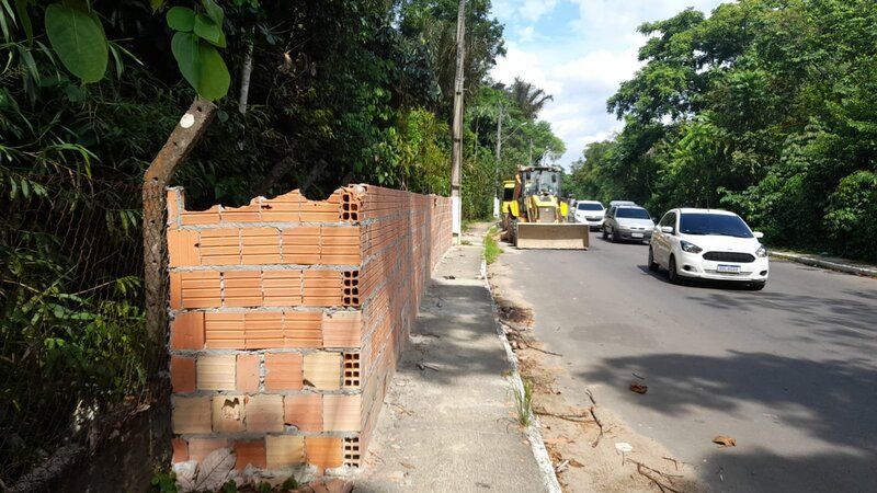 Muro construído irregularmente no entorno do aeroporto internacional é demolido
