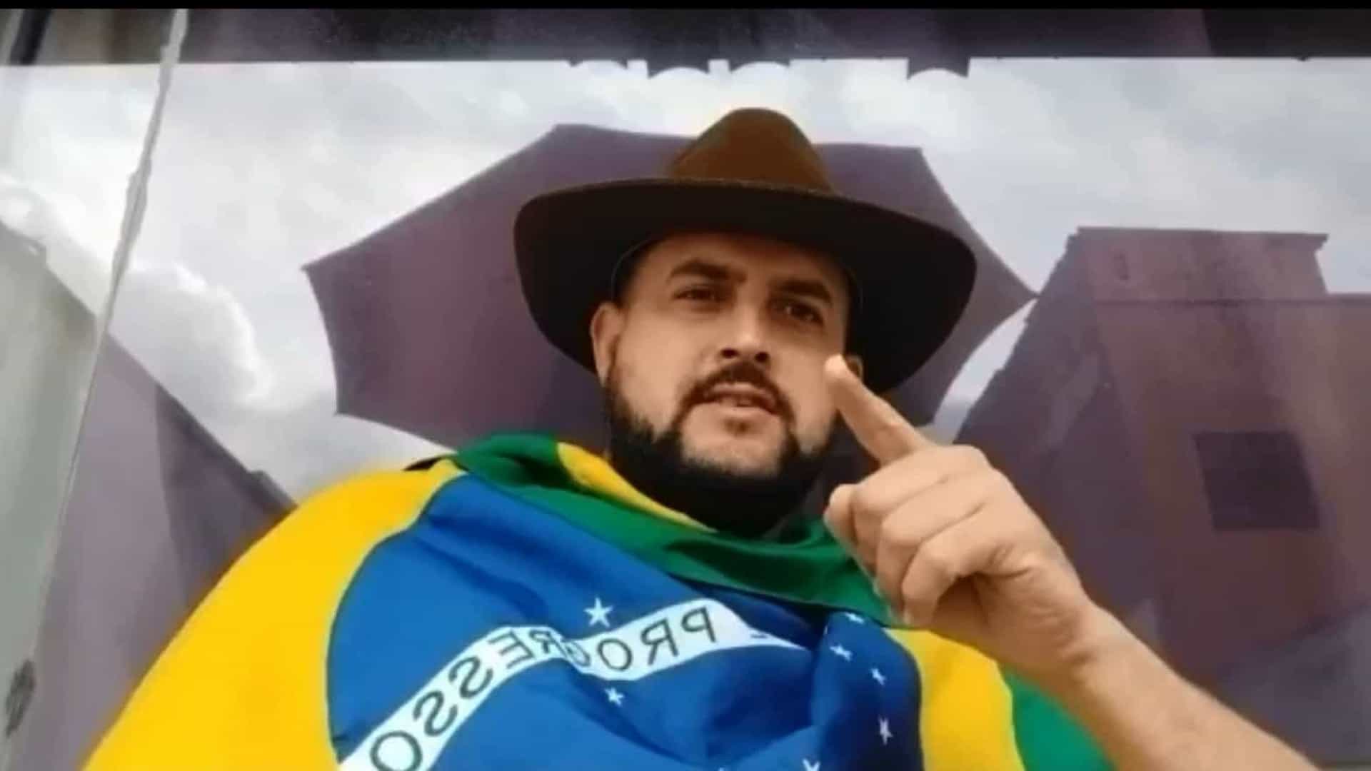 Caminhoneiro Zé Trovão se entrega à Polícia Federal