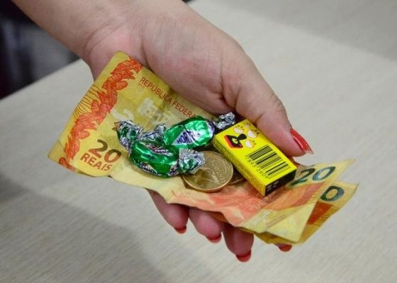 Procon-AM lança campanha “Balinha Não é Troco”