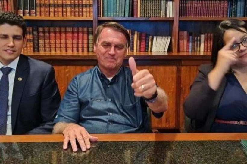 Facebook tira do ar live em que Bolsonaro associou Aids a vacina da Covid