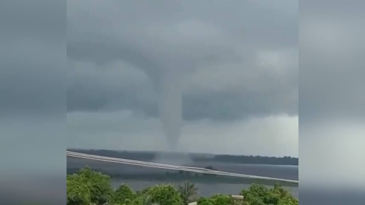 Tromba d'água assusta moradores em Manaus