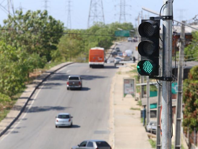 Furtos de fiação elétrica deixam semáforos inoperantes em Manaus