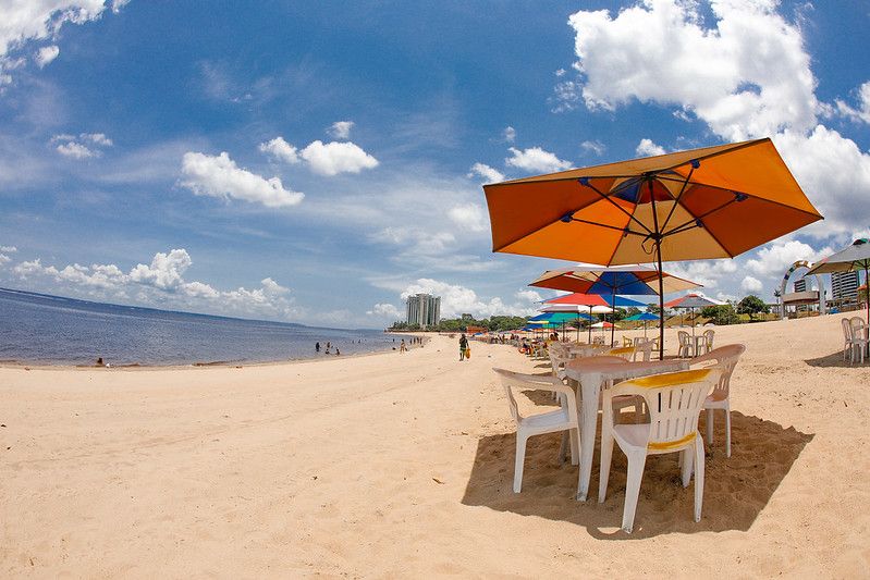 Acesso à praia da Ponta Negra aos domingos é liberado