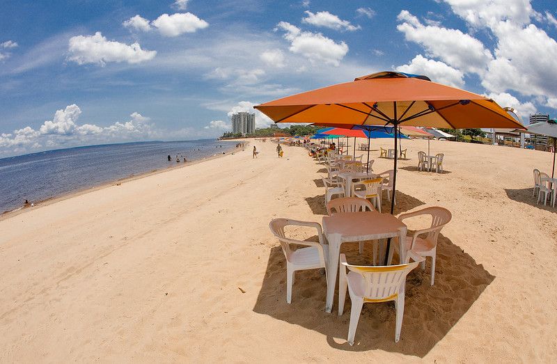 Banhistas devem usar máscara e manter distanciamento na praia da Ponta Negra