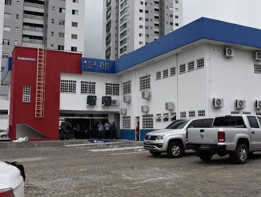 Mãe é detida após deixar filho de 5 anos trancado sozinho em casa