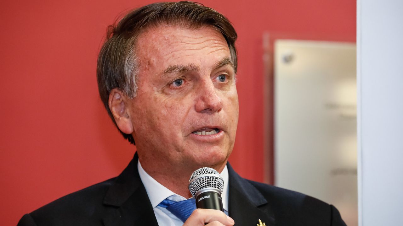Em Dubai, Bolsonaro diz que Amazônia não pega fogo por ser 'úmida'