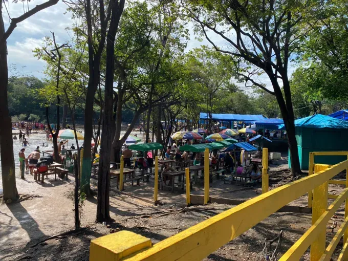 Homem bate a cabeça em cachoeira e desaparece no rio