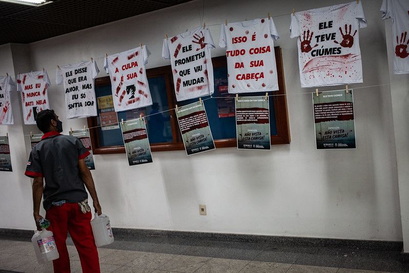 Exposição no hall do Fórum Henoch Reis alerta sobre diversos tipos de violência contra a mulher