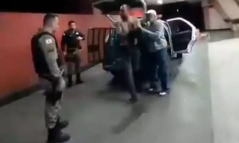 Homem surta após não conseguir comprar gasolina e é baleado por policial