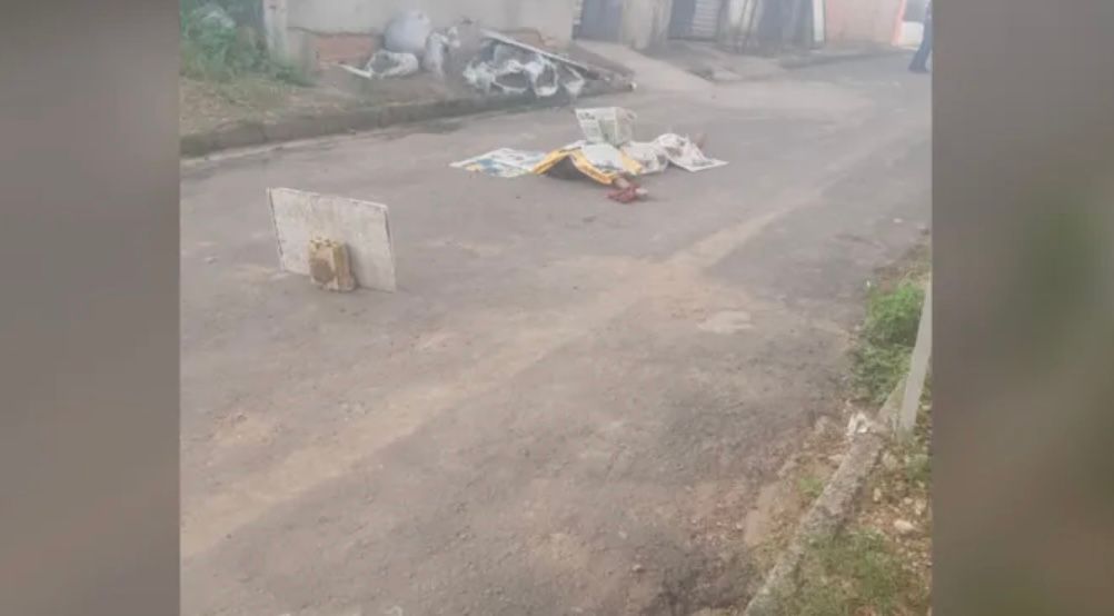 Homem é morto e jogado nu em rodovia do Iranduba
