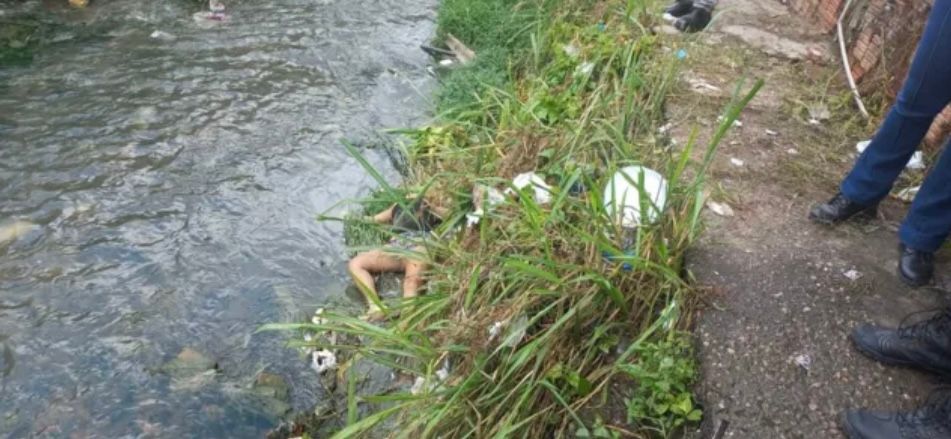 Corpo de mulher é encontrado com golpe de facas em igarapé de Manaus