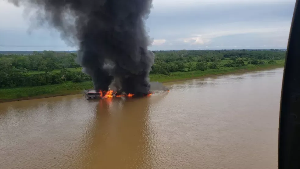 Embarcações de garimpo são queimadas pela PF no Rio Madeira