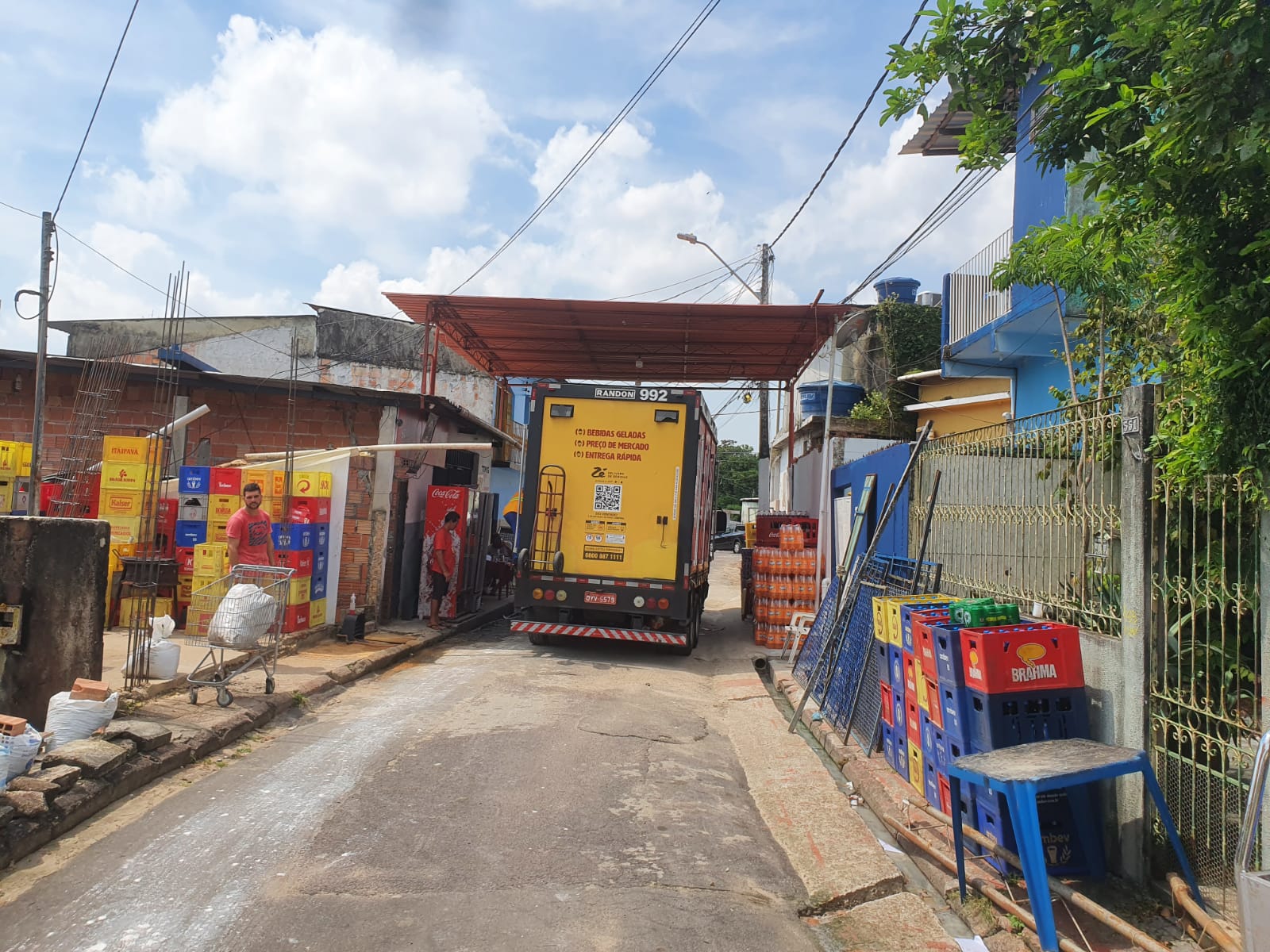 Telhado construído sobre rua é demolido no São Jorge