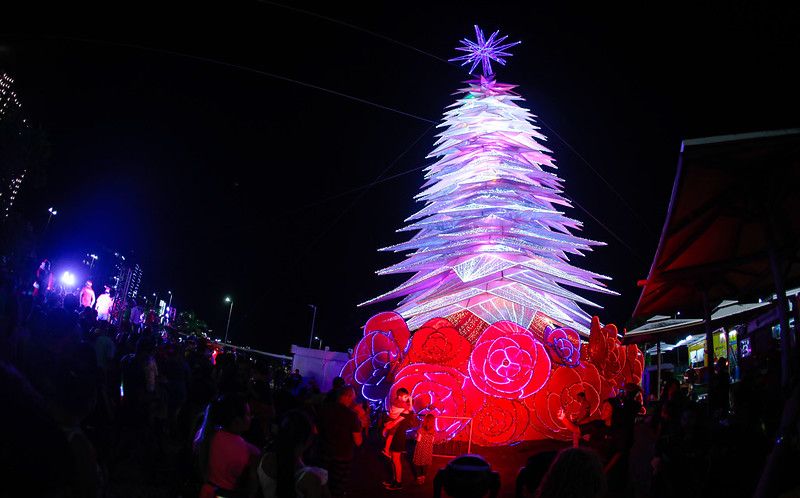 Ponta Negra ganha árvore natalina de 40 metros