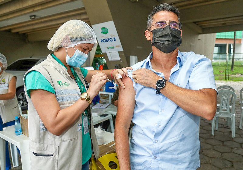 David toma 3ª dose da vacina contra a Covid