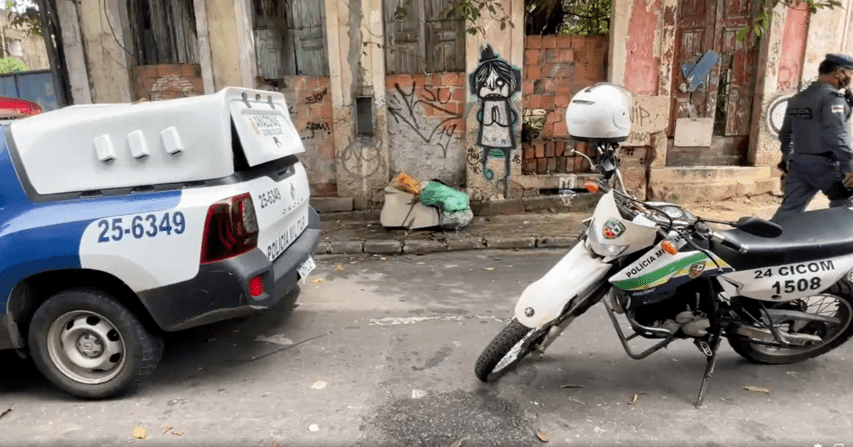 Garis encontram corpo enrolado em saco de fibra no Centro de Manaus
