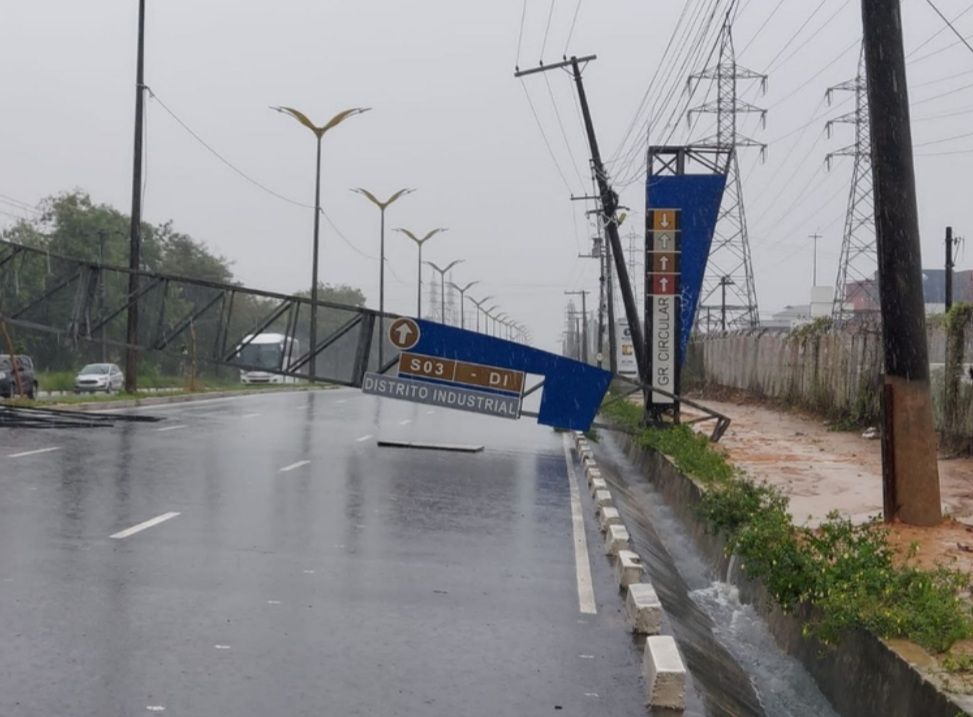 Temporal derruba estrutura metálica na zona Leste de Manaus