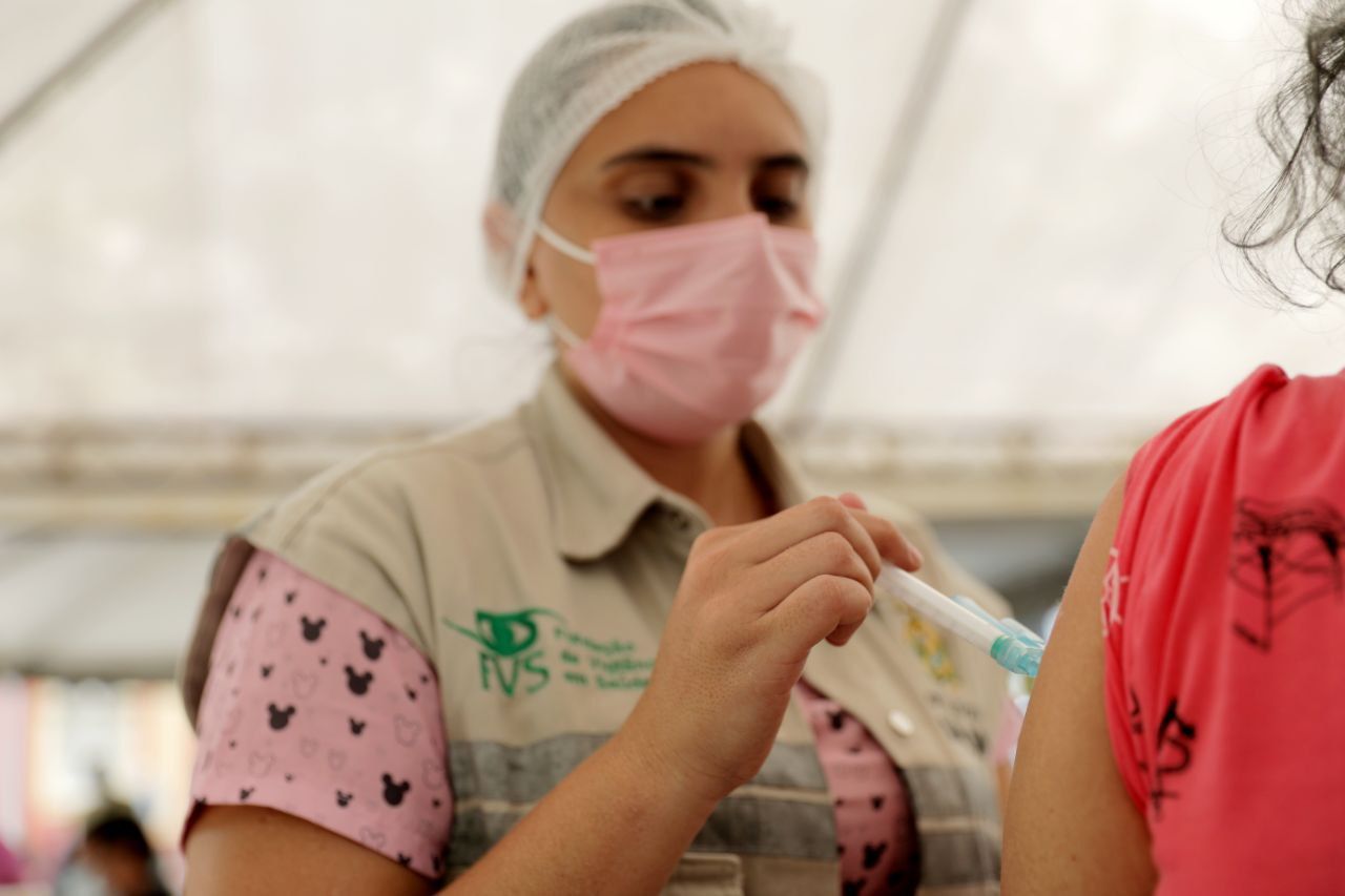 Amazonas reduz intervalo para dose de reforço para pessoas a partir de 60 anos