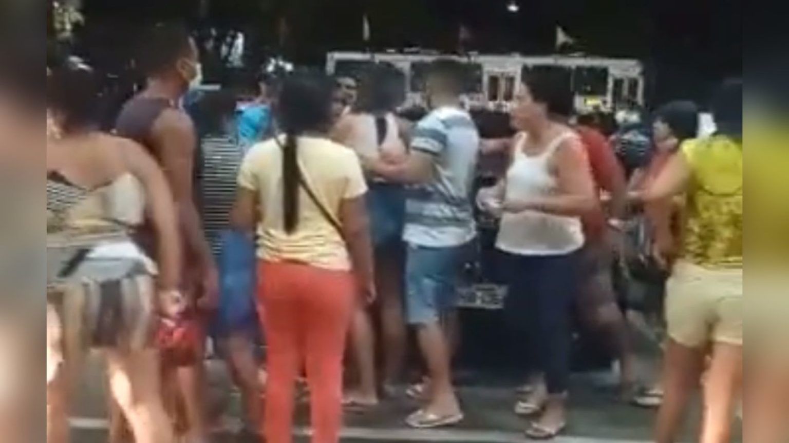 Clientes brigam por carrinho de compras em supermercado de Manaus