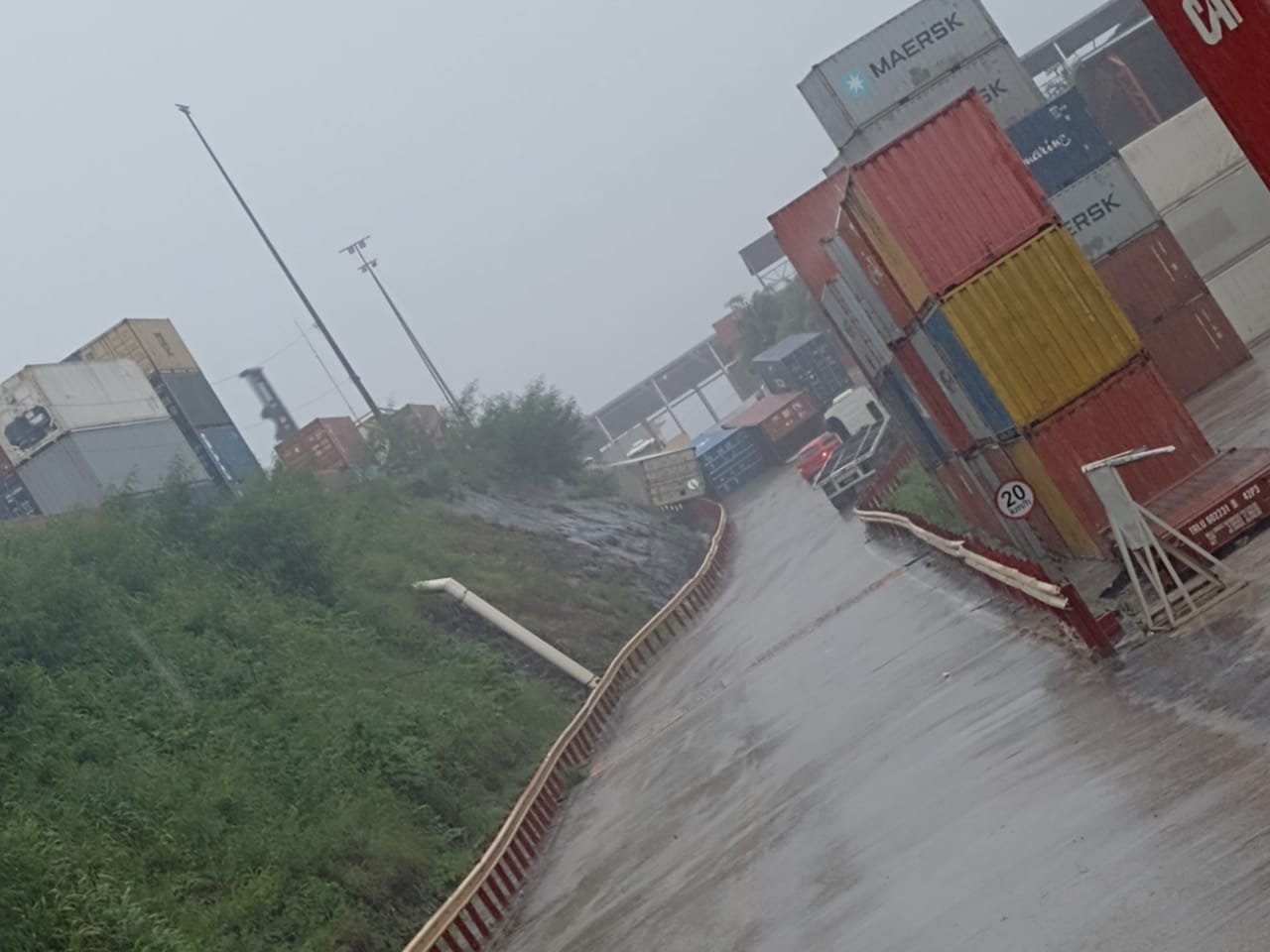 Temporal derruba contêineres no Porto Chibatão