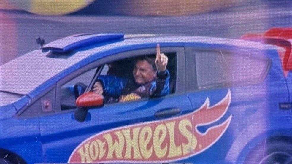 Em meio à tragédia, Bolsonaro se diverte no Beto Carrero World