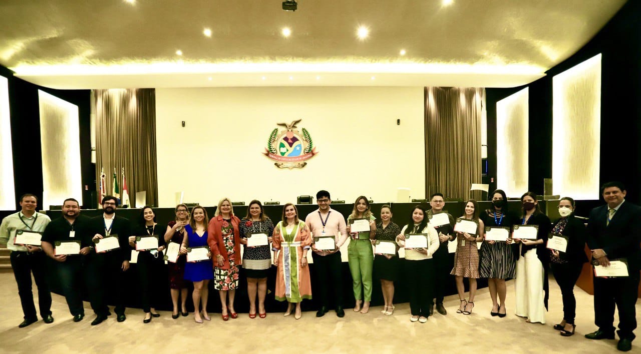 Conselheira do TCE-AM diploma cursistas em compliance público