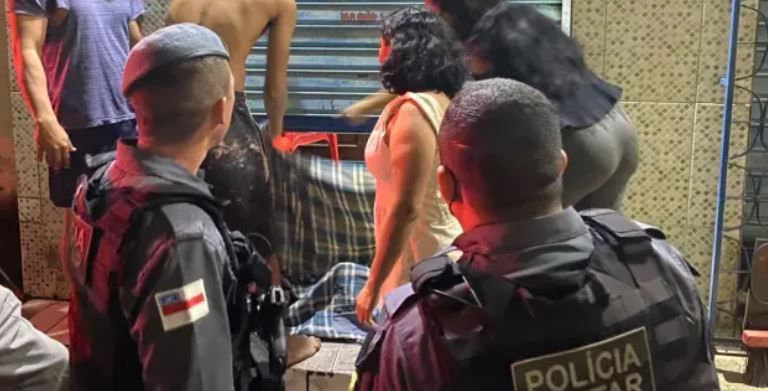 Idoso é morto a facadas em comércio na Compensa