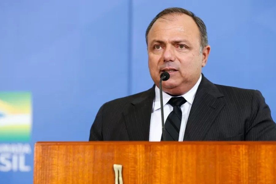 Pazuello sofre acidente de moto e é internado em hospital do Rio