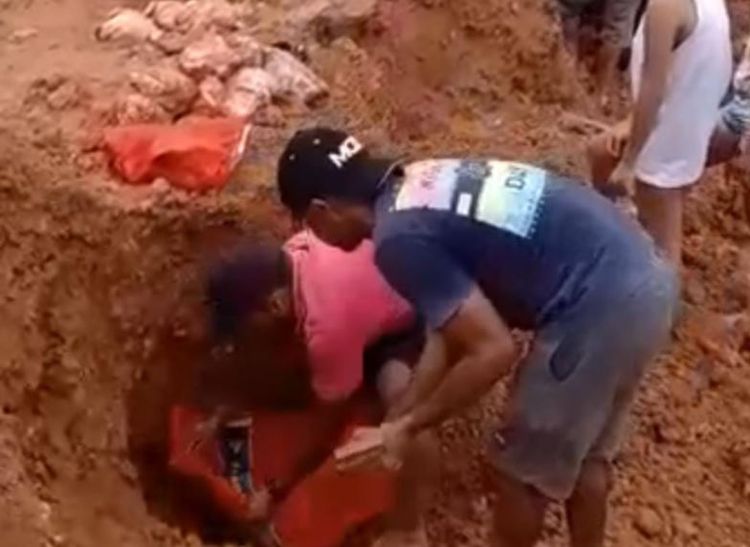 Famílias desenterram frangos estragados do lixão para comer no Amazonas