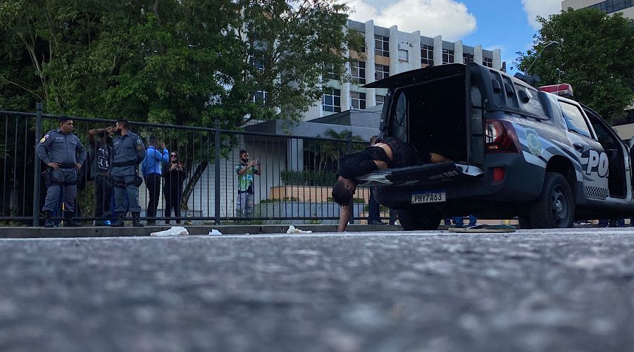 Viatura é fuzilada em frente ao Fórum Henoch Reis; um morto