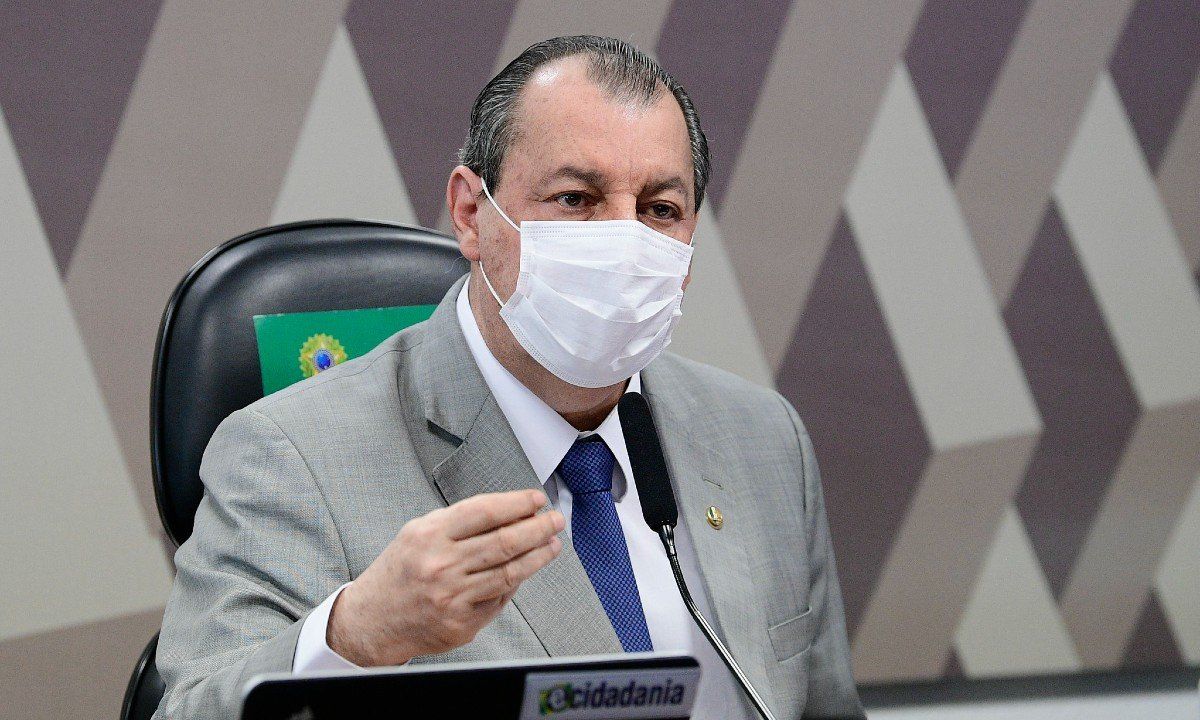 Omar Aziz diz que vai processar jornalista que o acusou de não ter se vacinado