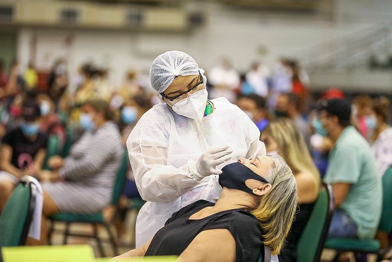 Circulação da variante Ômicron aumenta média móvel de casos de Covid no Amazonas
