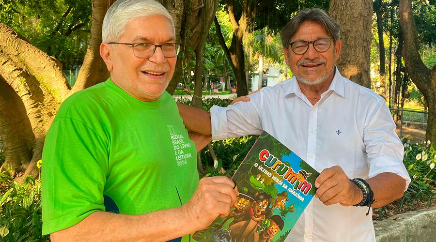 Mário Adolfo entrega o livro 'Curumim o  Último herói da Amazônia' ao professor Bessa