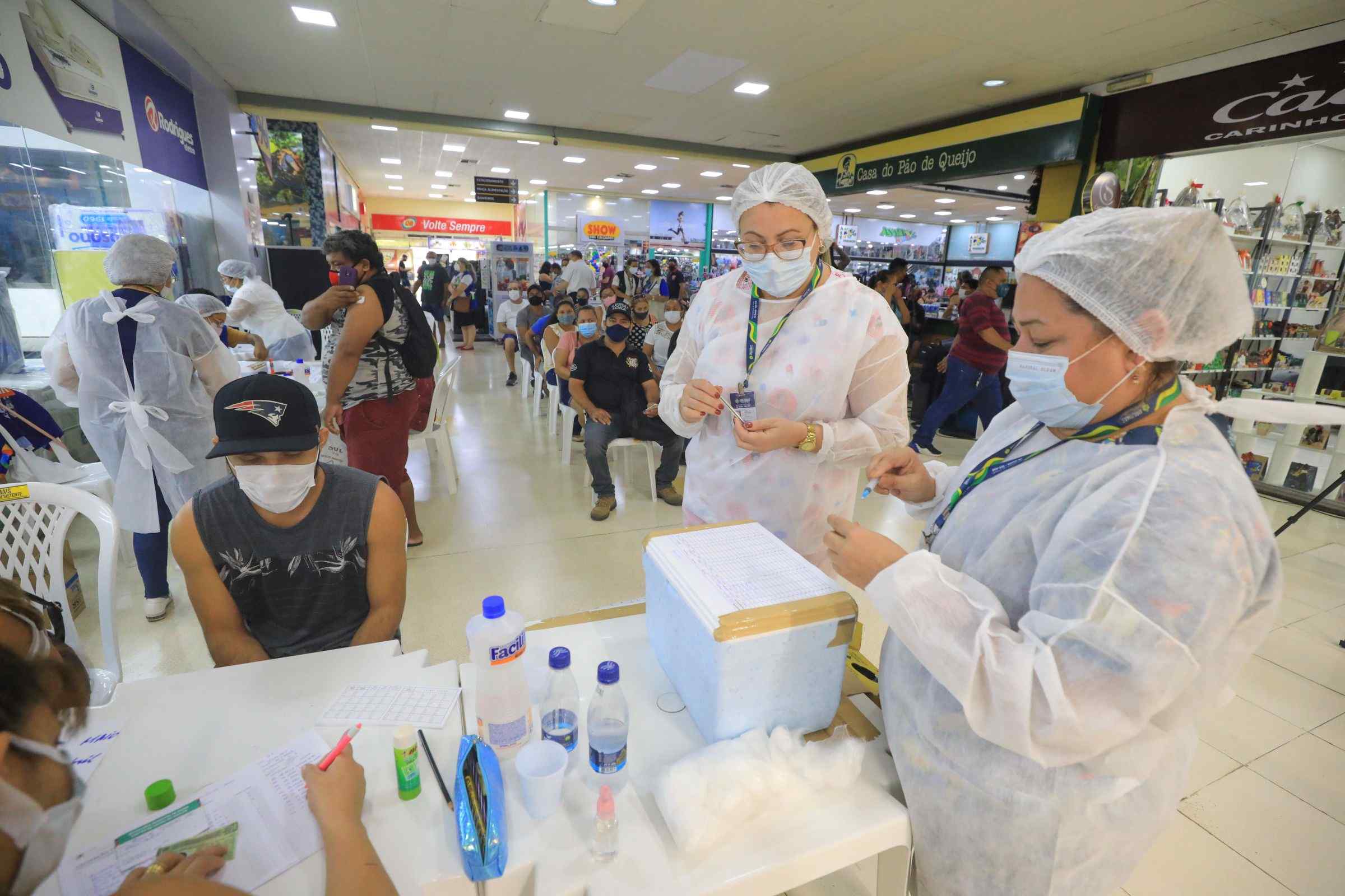 Vacinação em supermercados aplicou mais de 22 mil doses contra Covid em Manaus