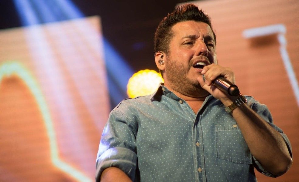 Avião de cantor Bruno faz pouso de emergência em SP