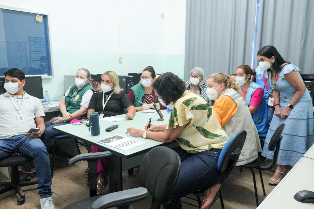 Equipes técnicas são treinadas para vacinação de crianças contra a Covid em Manaus