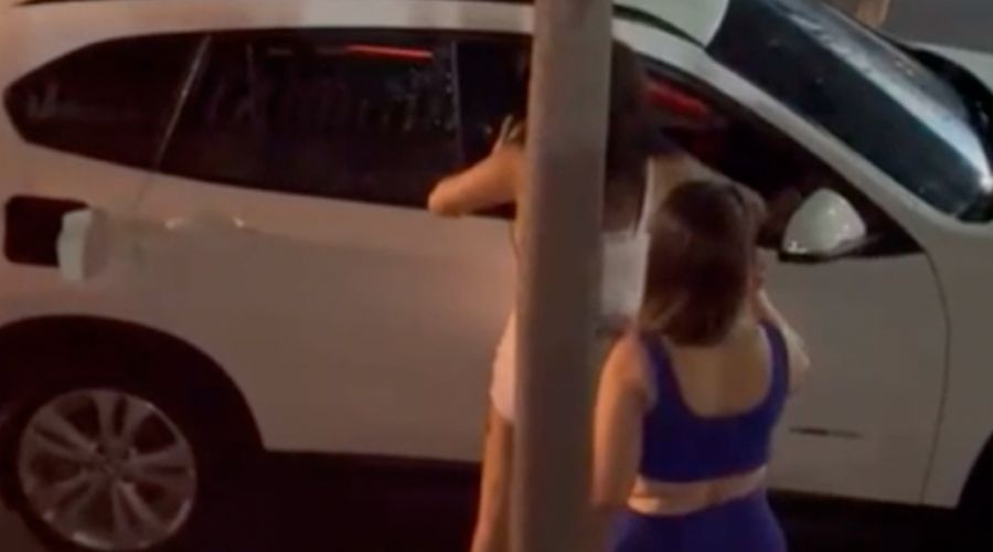 Homem é filmado espancando namorada no meio da rua; veja vídeo