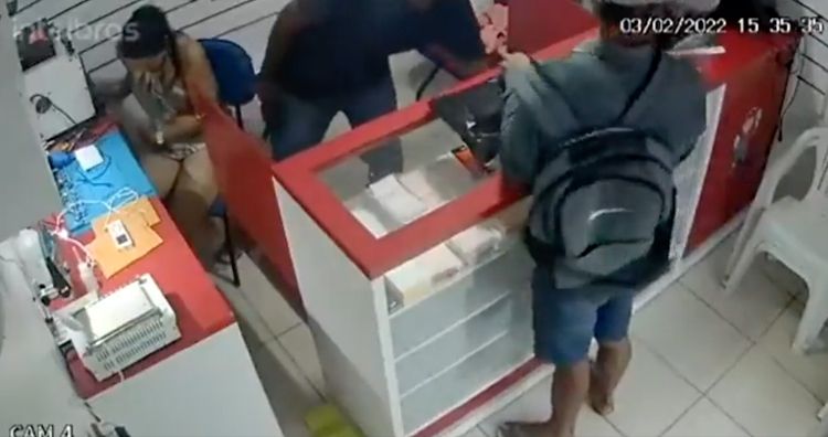 Bandidos armados rendem mulher e roubam loja de celulares