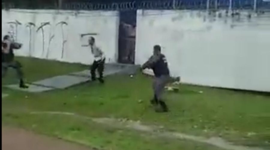 Idoso surta e tenta ferir policiais com terçado em Manaus