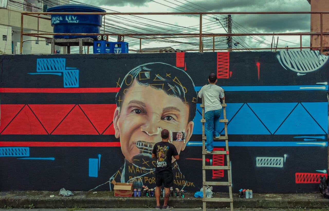 Artistas fazem mural em homenagem ao cantor Zezinho Corrêa