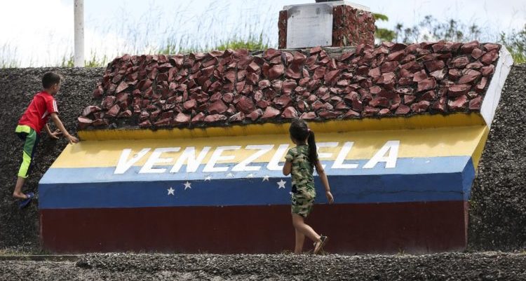 Após dois anos, Venezuela reabre fronteira para brasileiros