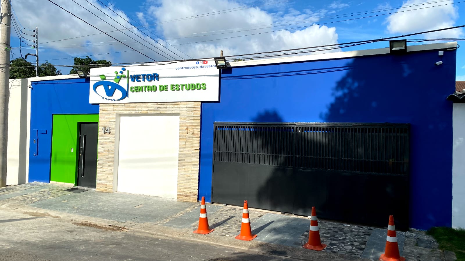 Único cursinho localizado na região da Ponta Negra reinaugura unidade