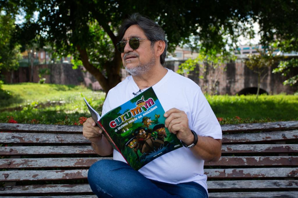 Mário Adolfo é contemplado no Prêmio Feliciano Lana e doa livros para a SEC