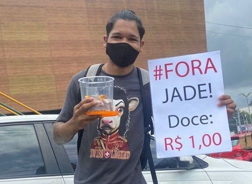 Ambulante pede 'Fora Jade' no sinal em Manaus