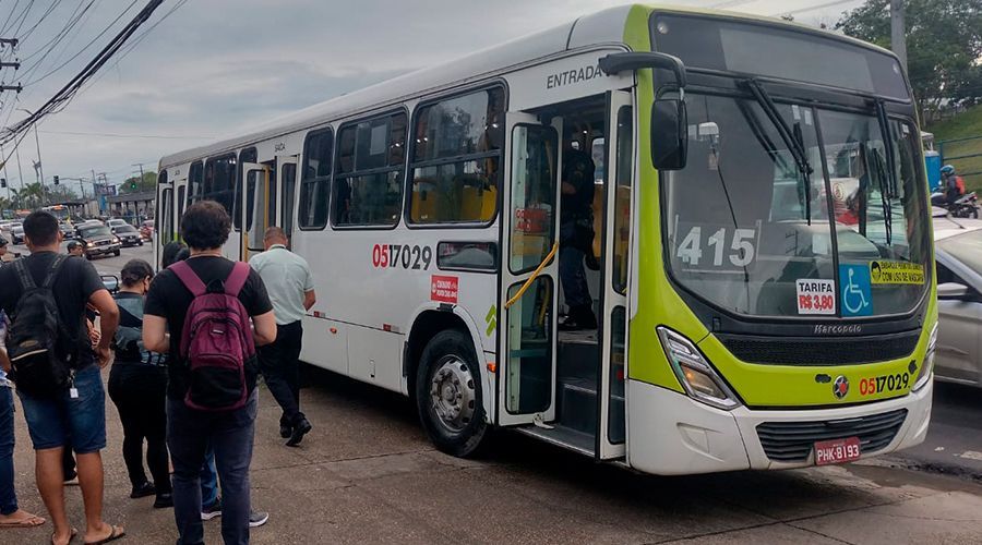 Mulher é baleada durante assalto a ônibus em Manaus