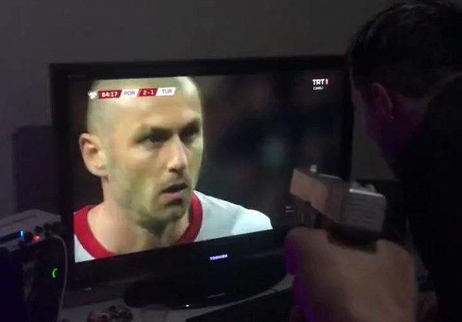 Torcedor turco dá tiro em televisão após jogador perder pênalti