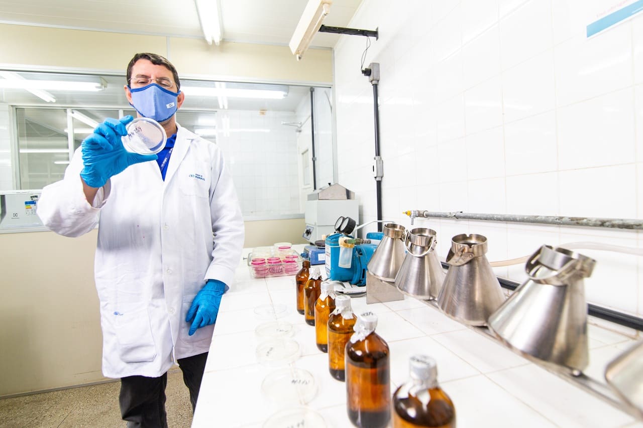 Água distribuída em Manaus passa por mais de 300 mil testes de qualidade no ano