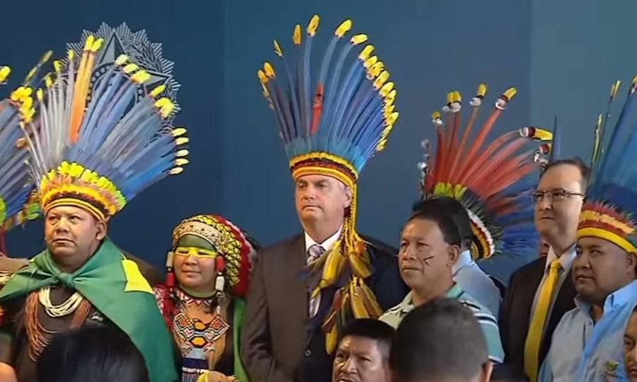 De cocar na cabeça, Bolsonaro recebe medalha de mérito indigenista