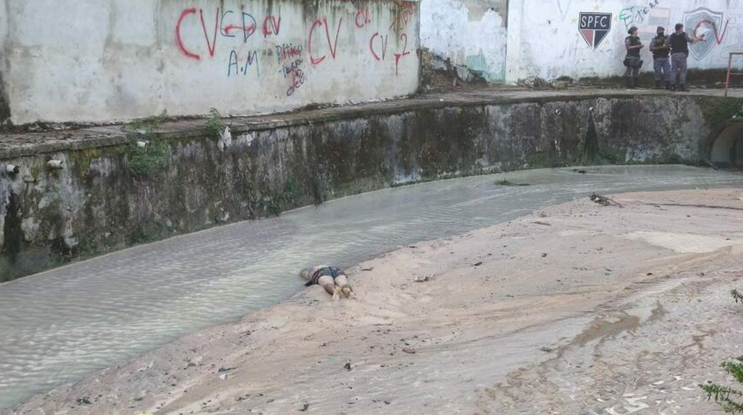 Moradores encontram corpo decapitado em córrego na zona Norte